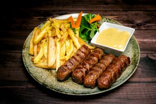 4 buc mici mustosi cu cartofi proaspeti prajiti+chifla+mustar