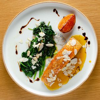 Глазирана сьомга със спанак