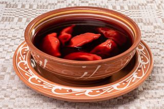 Barszcz czysty z pierożkami z grzybami