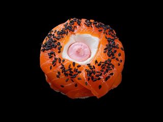 Пончик з лососем (110g)