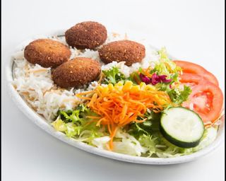 Plato De Pollo Con Patata Y Ensalada