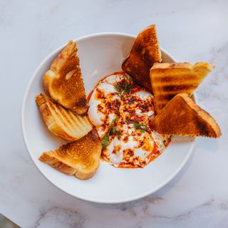 Huevos turcos çilbir