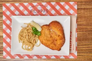 Milanesa de pollo con pasta alla alfredo