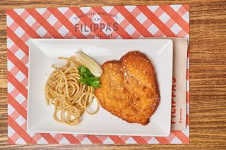 Milanesa de pollo con pasta alla alfredo