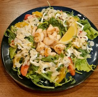 Салат з креветкою, апельсиновим соусом та руколою