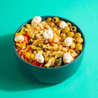 Insalata di farro e verdure fresche