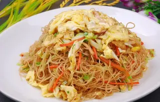 40. Fideos de arroz tres delicias 