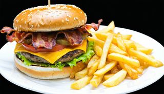 Чийзбургер с бекон и проция картофки