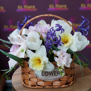 Cos cu flori de primavara