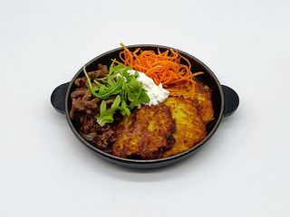 Деруни з телятиною