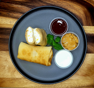 Naleśniki z serem na slodko ze śmietaną 2 szt