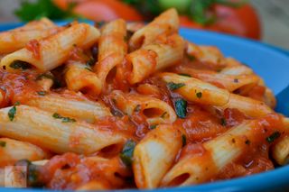 Penne Arlechin cu pui si sos marinara