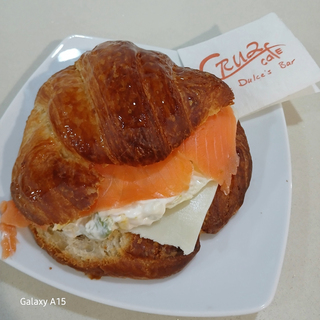 Croissant Caliente De Salmón