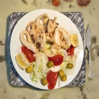 Menu (1)Crema de verduras   (2)Calamares a la romana