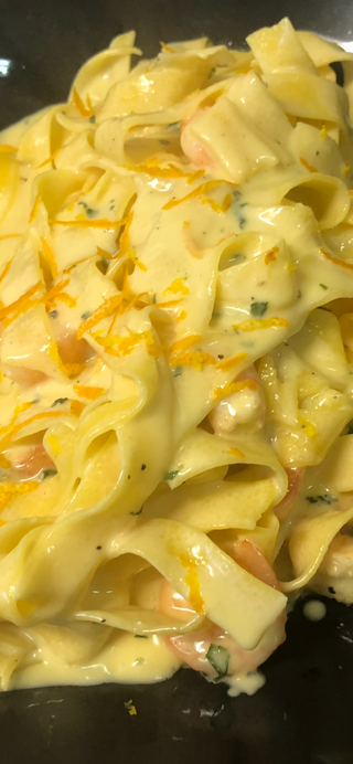 Tallarines con gambas y salsa de naranja