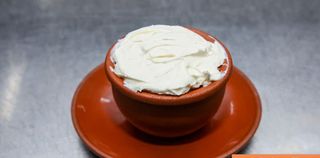 პელმენი ქოთანში (არაჟნით)