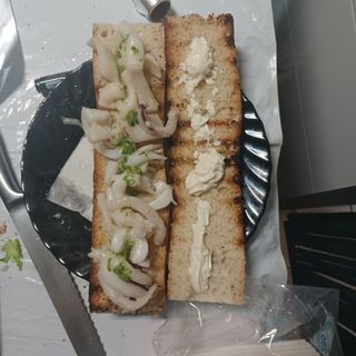 Bocadillo De Sepia Con Salsa Verde Y Mayonesa (Grande)