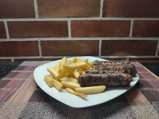 Mititei cu cartofi prajiti si mustar