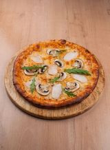 Пицца с курицей и грибами