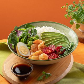 Боул з креветками та рисом