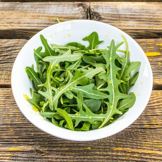 Витаминозна салата с цвекло и ябълка