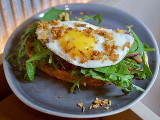 Тост з рваною свининою BBQ та смаженим яйцем (260g)