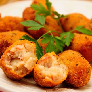 Croquetas caseras de pollo con mozzarella caseras (ración)