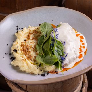 Ніжка кролика, томлена в сметані, з картопляним пюре та шпинатом (210/100/50 г)