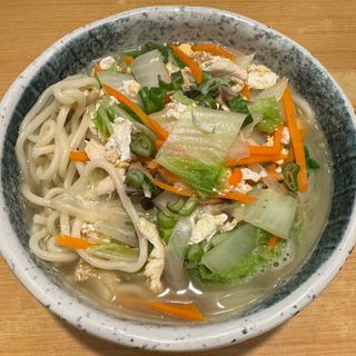 19A.Sopa de ramen (hecha harina casera)al estilo chino tres delicias