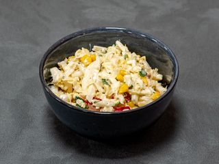 Surówka z kapusty pekińskiej z kukurydzą, papryką