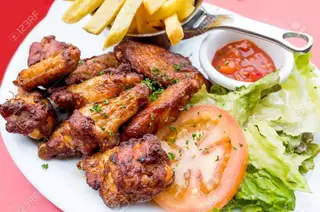 Piatto con alette di pollo