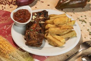 Scarita boiereasca cu sos BBQ si garnitura