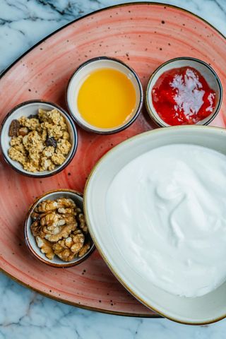 Granola z jogurtem naturalnym i konfiturą truskawkową