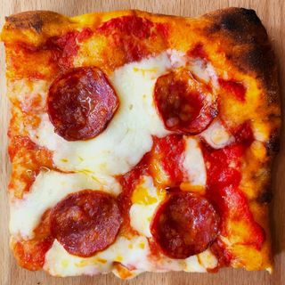 Pizza Pepperoni Picante - Porción -(14 x 12 Cm.)