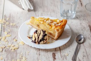 Tarta cu mere si inghetata de vanilie