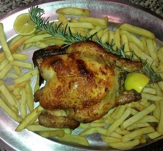 Pollo intero con patate fritte