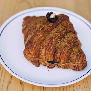 Круасан фісташка вишня-амарена