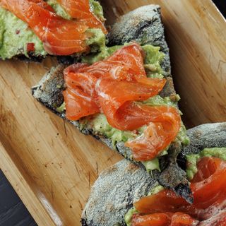 Фокачо з лососем гравлакс і гуакамоле