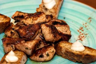 Pincho De Cochinillo Con Tostaditas Y All I Oli