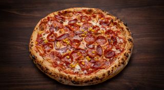 Піца мисливська з салямі піканте (32см)