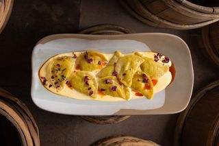 Вареники з тушкованою квашеною капустою та сирним соусом з волошкою (200/60)