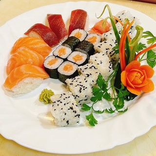 Menú Especial Con sushis y Dim sum  (Para 4 Personas)