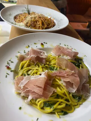 Pasta sa pršutom i spanaćem + piće po izboru