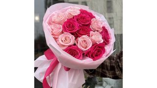 Bukiet z 15 amarantowych i jasnoróżowych róż