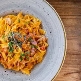 Pasta Fresca Con Salsa Toscana