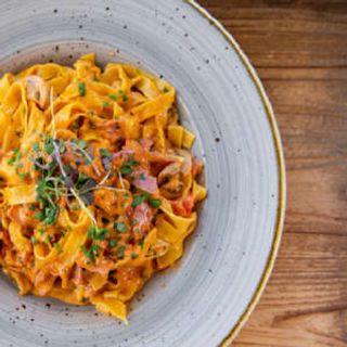 Pasta Fresca Con Salsa Toscana