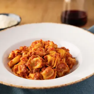 Tortellini al ragù - Servito caldo