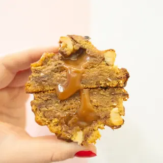 Cookie de avellanas, chocolate con leche y caramelo salado.