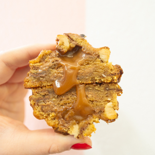 Cookie de avellanas, chocolate con leche y caramelo salado.