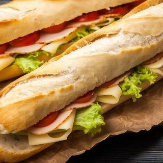 Bocadillo de lomo con queso